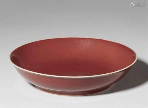 A copper-red-glazed saucer-dish. Qing dynasty (1644-1911)With shallow rounded sides [...]