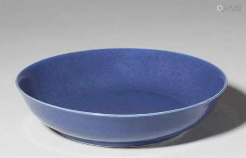 A blue glazed saucer-dish. 19th/20th centuryWith shallow rounded sides rising to a [...]