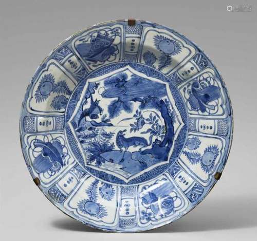 A blue and white Kraak dish. Wanli period (1572-1620)With everted rim, decorated to [...]