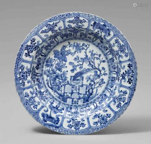 A blue and white dish. Kangxi period (1662-1722)A deep dish, decorated in [...]