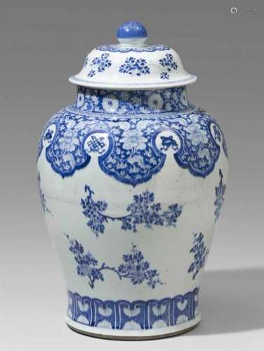 A large blue and white baluster jar and cover. Kangxi period (1662-1722)Decorated [...]