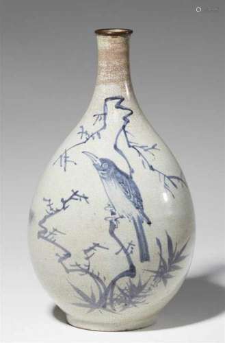 A Koren blue and white wine bottle. First half 19th centuryAn egg-shaped vase with a [...]