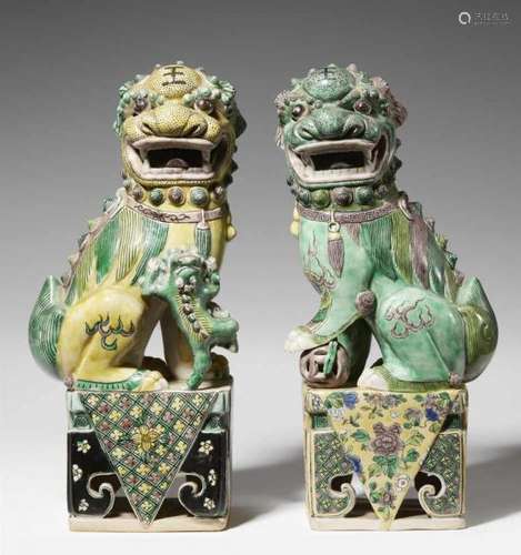 A pair of famille verte biscuit models of Buddhist lions. Qing dynasty [...]