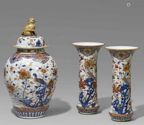 A Chinese Imari jar and cover with two beaker vases from a garniture. Kangxi period [...]