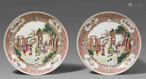 Two famille rose saucer dishes. Yongzheng period (1722-1735)Decorated in the centre [...]