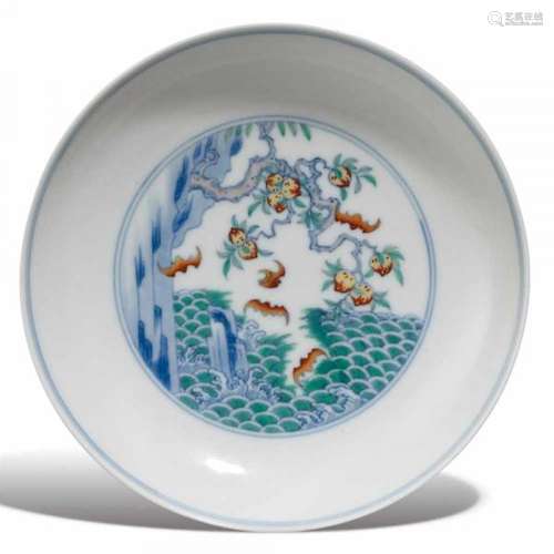 A doucai wufu saucer dish. Yongzheng period (1722-1735) or laterWith rounded sides, [...]