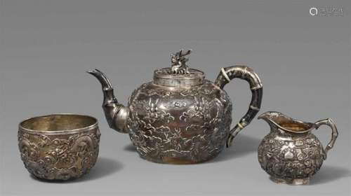 A silver tea set. Around 1900Consisting of a tea pot, sugar bowl and milk ewer, with [...]