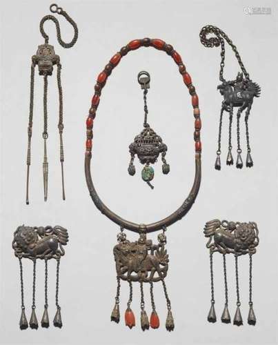 Five chased silver adornments. Late 19th centurya) A long necklace with chalcedony [...]