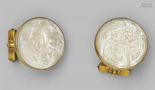 A pair of mother-of-pearl and gold cufflinks. Late 19th centuryOf round, slightly [...]