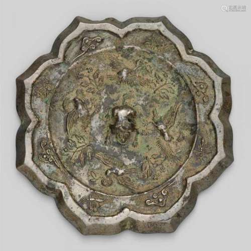 A silvery bronze mirror. Tang dynastyEight-foiled, the centre knob in shape of a [...]