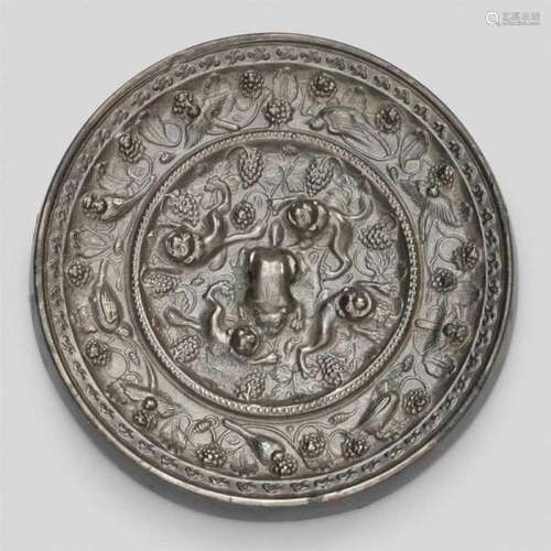 A silvery bronze round lion and grapevine mirror. Tang dynasty, 7th/8th centuryCast [...]