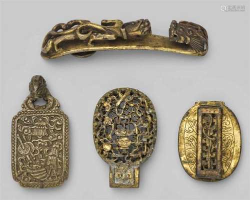 A group of one belt hook and three belt buckles of partly gilt bronze. Qing dynastya) [...]