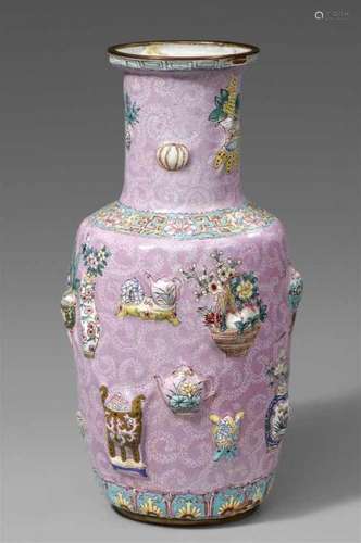 A large painted enamel Hundred Antiques rouleau vase. Late 19th centuryThe Hundred [...]