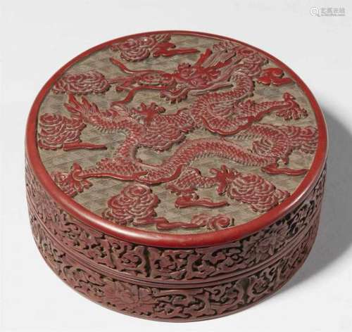 A circular carved red lacquer box. 19th centuryThe top of the lid decorated with a [...]