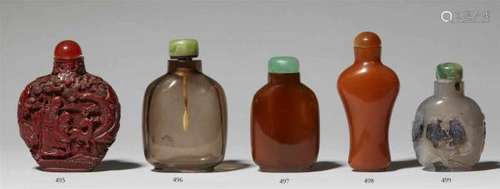 An agate snuff bottle. 19th centuryOf amber colour, with sloping shoulders. Stopper. [...]