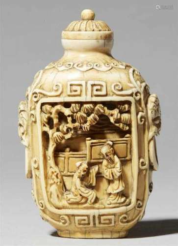 An ivory snuff bottle. 19th centuryCarved with two framed reserves with scenes of a [...]