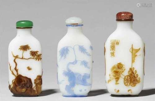 Three glass overlay snuff bottles. Yangzhou school. 19th centuryDecorated a) in brown [...]