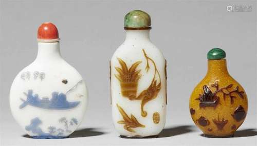 Three glass overlay snuff bottles. Yangzhou school, 19th centuryDecorated with a) two [...]