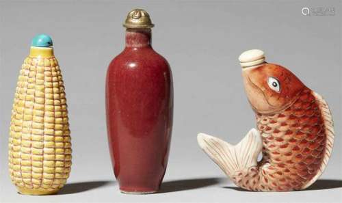 Three porcelain snuff bottles. 20th centurya) In the shape of a corncob, b) [...]