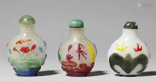 Three glass overlay snuff bottles. 19th/20th centuryWith a) birds over a lotus pond [...]