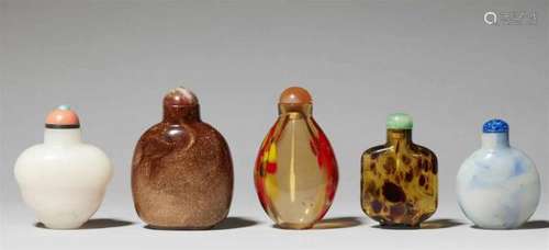 Five snuff bottles. 19th/20th centurya) in imitation of chalcedon, b) in imitation of [...]