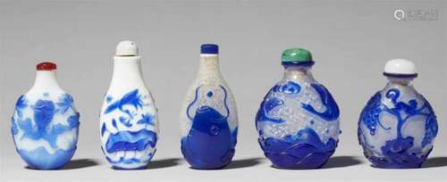 Five glass snuff bottles with blue overlay.19th centuryWith a) two goldfish leaping [...]