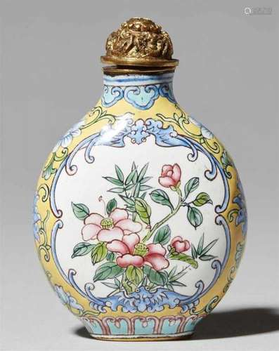 An enamelled copper snuff bottle. 19th / 20th centuryDecorated with various flowers [...]