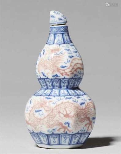 A porcelain snuff bottle. 19th centuryOf double gourd-shape (huluping), decorated [...]