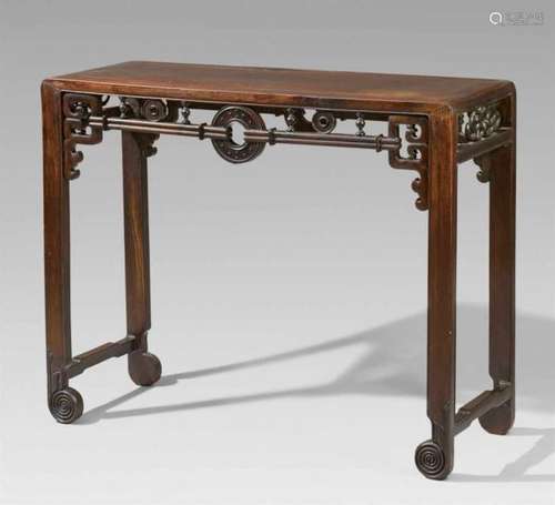 A hardwood sidetable. Around 1900Standing on four square legs with feet in shape of [...]