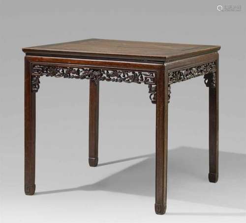 A large waisted square hardwood table. Late 19th centuryOn four square and beaded [...]