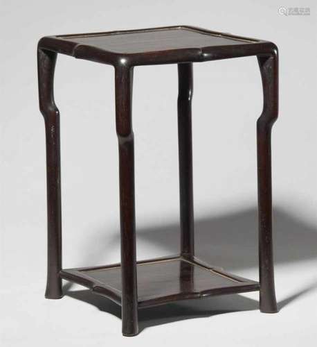 A zitan wood stand. 20th centuryOn four round and thin legs with an extra shelf. [...]