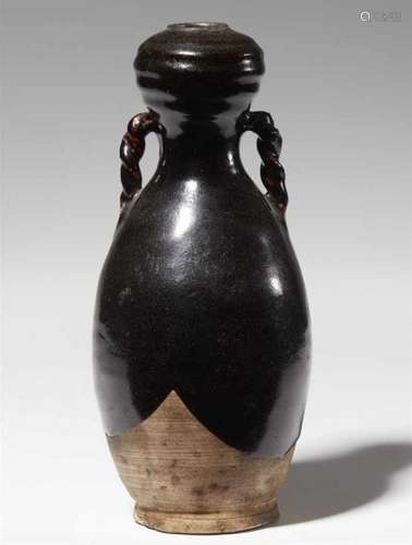 A dark brown-glazed double-gourd vase. 10th centuryWith an ovoid body and a ribbed [...]