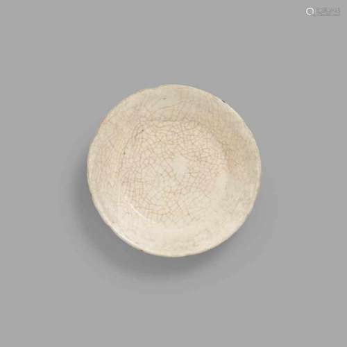 A small dingyao saucer dish. Yuan/Ming dynasty (1368-1644)A flower-shaped dish, [...]