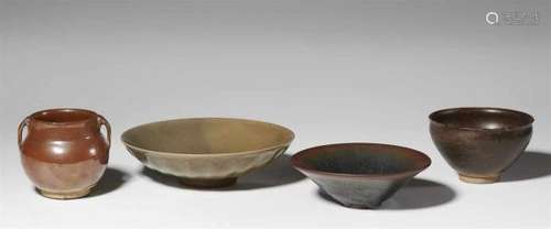 Three bowls and a small jar. 13th/15th centurya) A small jar with two loop handles, [...]