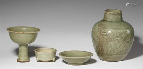 A Longquan celadon-glazed stemcup and three other pieces. Yuan dynasty (1280-1368)a) [...]