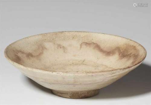 A Korean tea bowl. 15th/16th centuryOf conical shape, covered with a beige-brown [...]