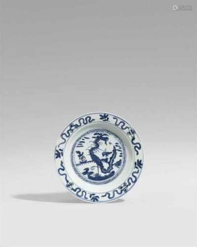 A blue and white dish. Wanli period (1572-1620)With a slightly flaring rim, decorated [...]