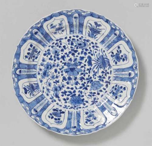 A blue and white dish. Kangxi period (1662-1722)A bracket-lobed dish, decorated with [...]