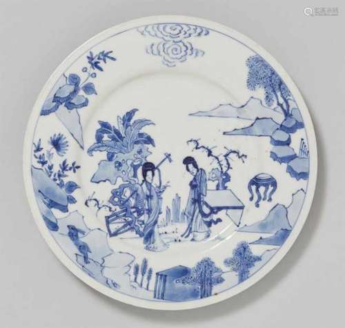 A blue and white dish. Kangxi period (1662-1722)A flat dish, decorated with two [...]