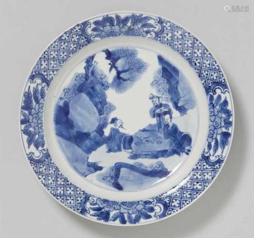 A blue and white dish. Kangxi period (1662-1722)Decorated to the cenre with scholars [...]