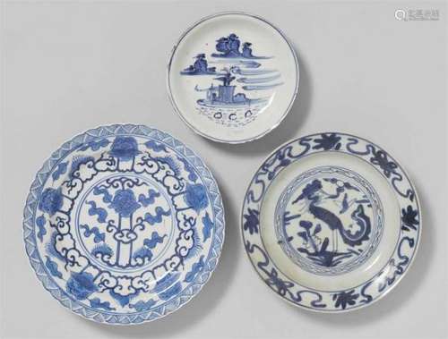 Three blue and white dishes. 17th/18th centurya) A small ko-sometsuke dish, decorated [...]