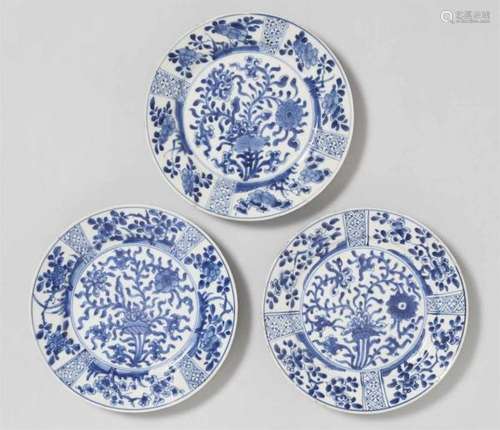 Thre blue and white dishes. Kangxi period (1662-1722)Decorated with stylised flowers [...]