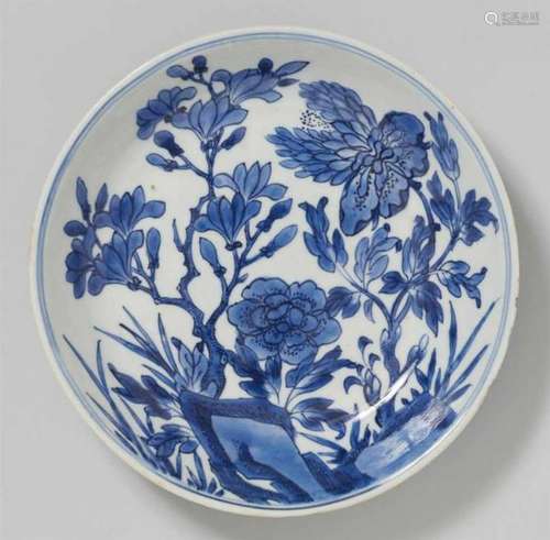 A blue and white saucer dish. 19th centuryDecorated to the interior with peonies and [...]