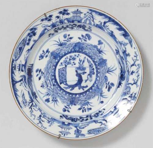 A blue and white dish. Kangxi period (1662-1722)Decorated with a scroll depicting [...]