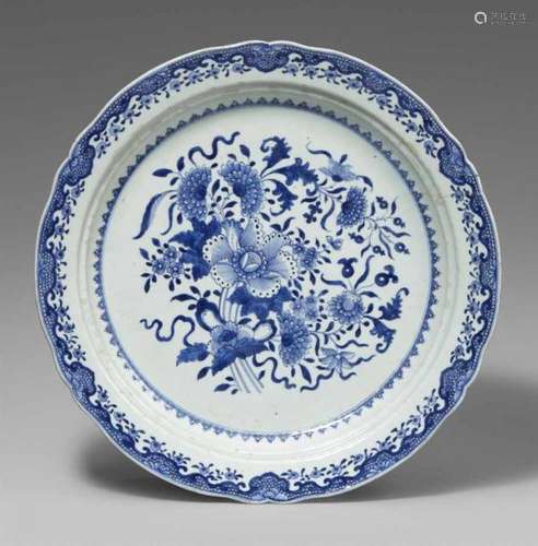 A large blue and white serving dish. Around 1800Decorated with flowers, the rim with [...]