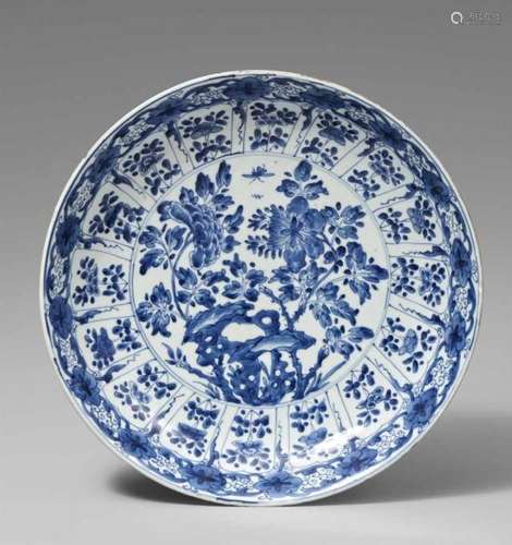 A large blue and white dish. Kangxi period (1662-1722)Decorated to the centre with [...]