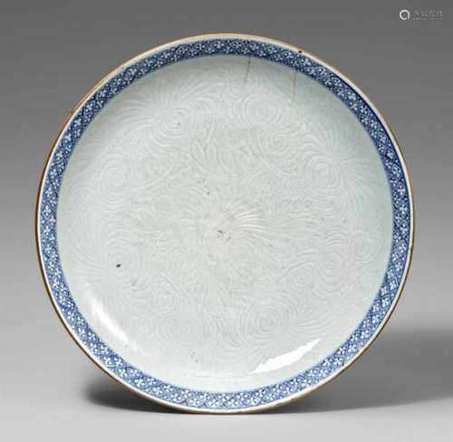 A blue and white dish. Kangxi period (1662-1722)The saucer dish is decorated with [...]