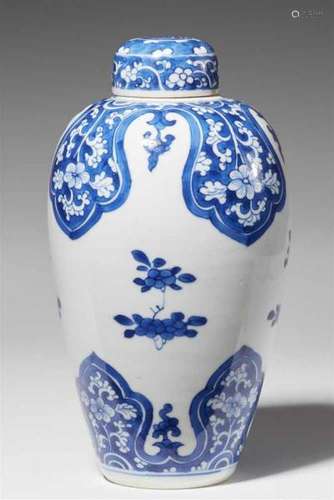 An ovoid blue and white vase and cover. Kangxi period (1662-1722)Painted with small [...]