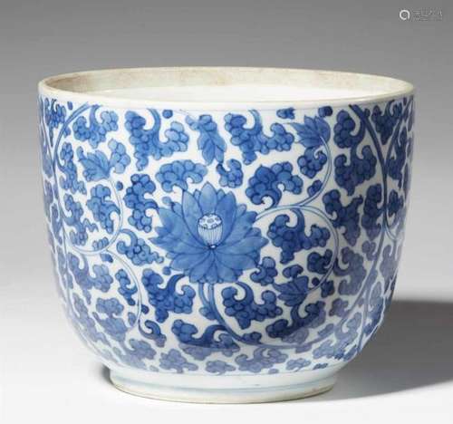 A blue and white jar. Kangxi period (1662-1722)Of cylindrical shape, decorated in [...]