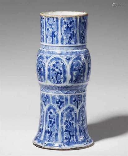 A blue and white gu vase. Kangxi period (1662-1722)Decorated in underglaze-blue with [...]